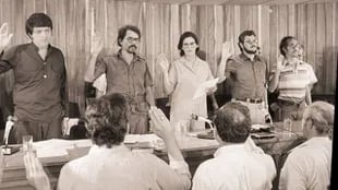 Violeta Chamorro junto a Daniel Ortega (centro) en la primera Junta de Gobierno del sandinismo