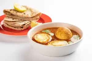 Huevos al curry con pan chapati
