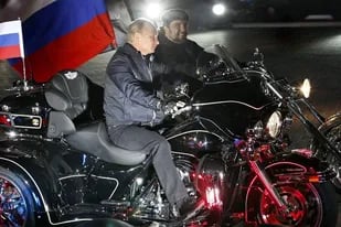 Quiénes son los “Lobos de la Noche”, los motociclistas fanáticos de Putin