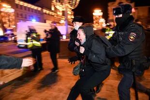 La policía detiene a manifestantes durante una protesta contra la guerra en Moscú 