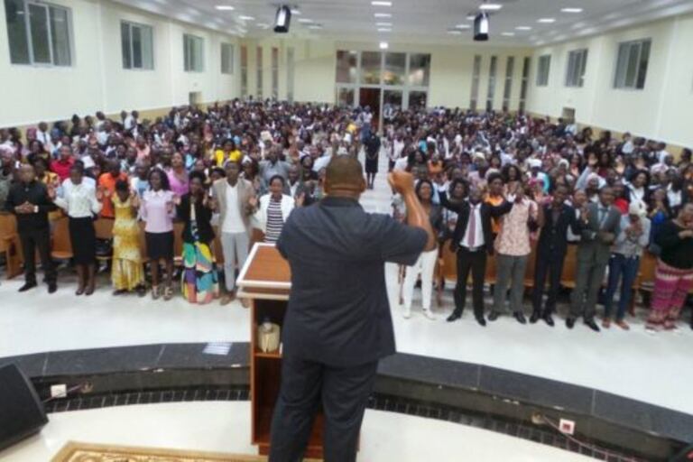 La Iglesia Universal del Reino de Dios inició sus operaciones en Angola en 1992 en medio de la guerra civil en ese país