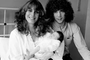Robertino recién nacido junto a sus padres, Pata Villanueva y Alberto Tarantini