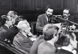 El fiscal Luis Moreno Ocampo en 1985, durante el juicio a la juntas militares
