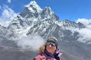 Vendía panchos a la salida del boliche y ahora prepara sus platos en las montañas más peligrosas del mundo