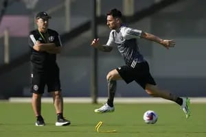 Messi no jugará mañana, pero Martino se aburrió del tema: "A ustedes no les pasa nada"