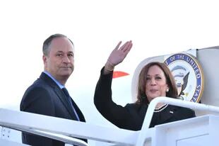 Kamala Harris y su esposo Doug Emhoff, se dirigen a abordar un vuelo antes de partir de la Base de la Fuerza Aérea Andrews en Maryland