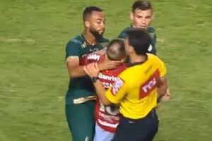 La expulsión de D'Alessandro en Brasil por un golpe involuntario al árbitro