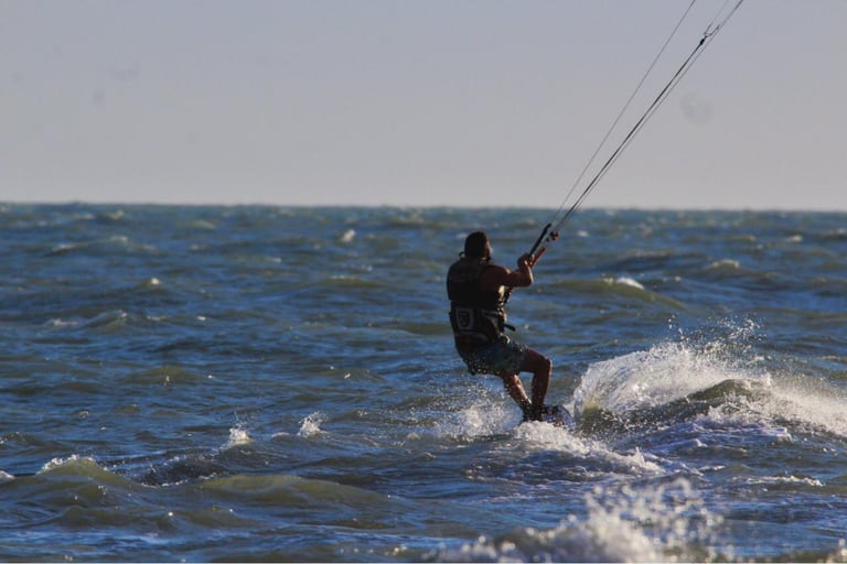 Pehuen Co cuenta con un mar abierto cuyas olas permiten la práctica de surf y kite surf