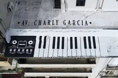 Una idea y el piano gigante que sorprende en la azotea de Charly García