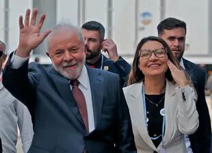 Brazil'S Newly Elected President Luiz Inacio Lula Da Silva And His Wife Rosangela Lula Da Silva Walk During The Cop27 Climate Conference In The Red Sea Egyptian Resort City Of Sharm El Sheikh On November 16, 2022. 