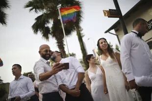 Parejas homosexuales se preparan para una boda masiva del mismo sexo en Tel Aviv, Israel, en junio de este año