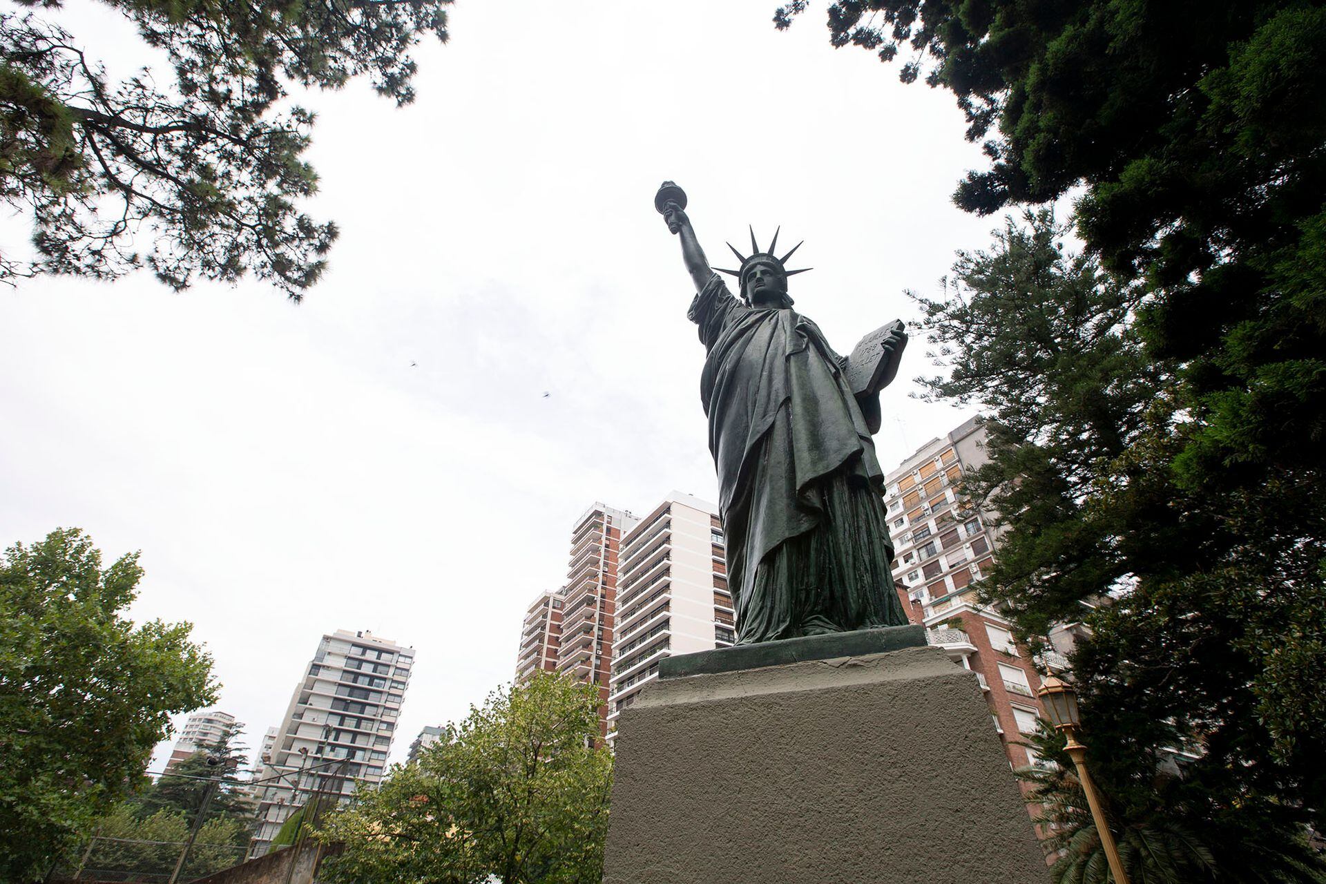 Réplica a escala de la estatua de la libertad en Barrancas de Belgrano