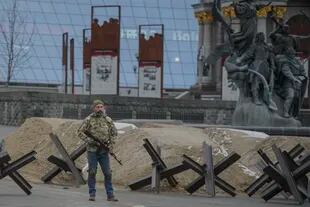 Un hombre armado junto a una barricada en la Plaza Maidan 