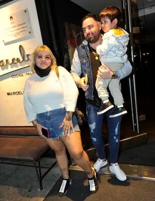 Morena Rial, her partner El Maxi and their son Francesco leave the restaurant