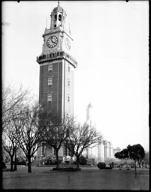 El reloj fue realizado en 1914 por la compañía inglesa Gillett & Johnston, a imagen y semejanza del Big Ben