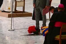 El momento en que un miembro de la Guardia Suiza se desmayó cerca del papa Francisco