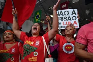 Seguidores de Lula da Silva se manifiestan en la puerta del edificio de la Unión Metalúrgica en San Pablo