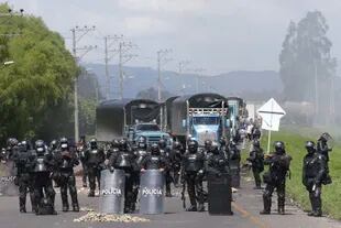 La policía enfrenta a manifestantes antigubernamentales que bloquean una carretera en Gachancipa, Colombia, el viernes 7 de mayo de 2021