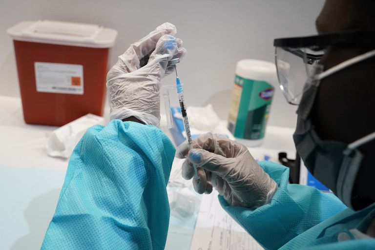 Una enfermera prepara una vacuna de Pfizer contra el COVID-19 en el Museo de Historia Natural, en Nueva York, el 22 de julio de 2021. (AP Foto/Mary Altaffer, File)