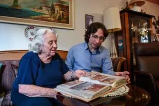 Dora Beraha le enseñó judeoespañol a su nieto Can Evrensel Rodrik, cuando era niño. En una entrevista con AFP, en Estambul en 2019, expresaron su deseo por "salvar este pilar de la identidad de la comunidad judía en Turquía"