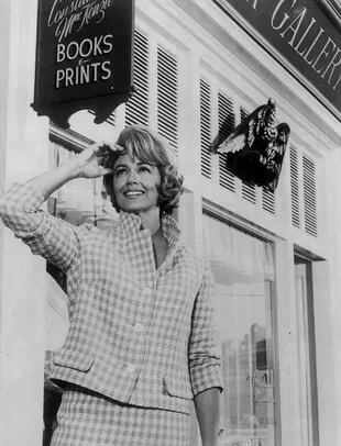 Constance MacKenzie (Dorothy Malone), frente a su librería y regalería, instalado en una de las principales arterias de Peyton Place.