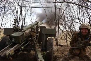 Un soldado ucraniano dispara un obús contra posiciones rusas cerca de Kremenna, en la región de Luhansk, Ucrania, el miércoles 5 de abril de 2023. 