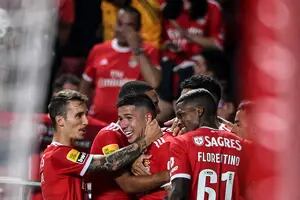 Otro golazo de Enzo Fernández en Benfica: bombazo desde lejos y... caño al arquero