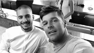 En la selfie que se sacan Ricky Martin y Maluma en el comienzo de "Vente pa' cá" se hace evidente un error increíble de la realización