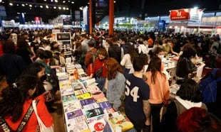 Señal promisoria para la industria del libro: la Feria fue copada por jóvenes lectores