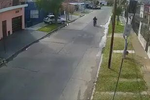 La fuga de uno de los delincuentes, en moto