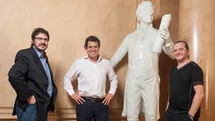 Los tres especialistas, junto a una estatua de Mozart que el Colón prestó para la foto con el genio