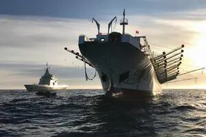 Tras una persecución, la Armada abordó un barco pesquero chino que navegaba en la zona exclusiva