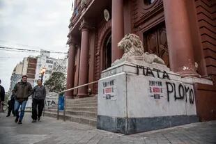 “Plomo y humo, el negocio de matar”, la principal consigna de las pintadas en Rosario