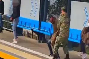 Un soldado evitó que una mujer fuera agredida por su expareja en el andén