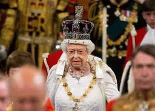 La reina Isabel II durante el discurso en el Parlamento