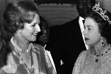 Margaret Thatcher Junto a la reina Isabel, durante los primeros meses de su mandato, en 1979