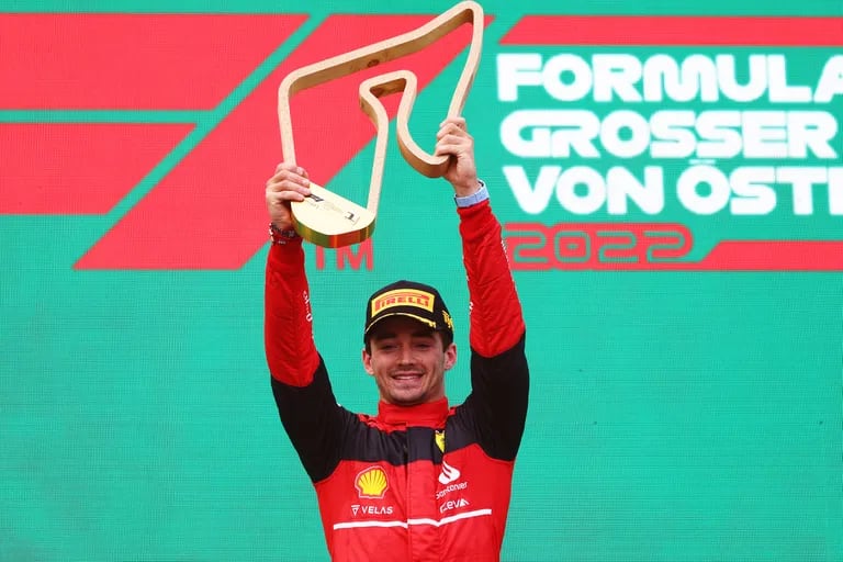 Charles Leclerc, in una dura battaglia con Max Verstappen, è tornato alla vittoria nel Gran Premio d’Austria di Formula 1