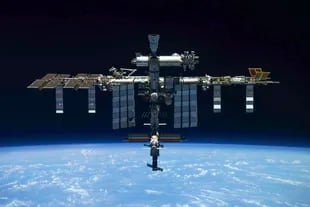 ARCHIVO - En esta imagen sin fecha publicada por el Servicio de Prensa de la Agencia Espacial Roscosmos, tomada por la tripulación de la Soyuz rusa MS-19 tras desacoplarse de la estación, se ve la Estación Espacial Internacional el 30 de marzo de 2022. (Servicio de Prensa de la Agencia Espacial Roscosmos via AP, archivo)
