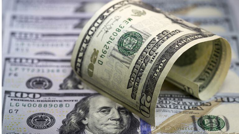 El dólar vuelve a subir y supera los $ 16, el valor más alto en la era Macri