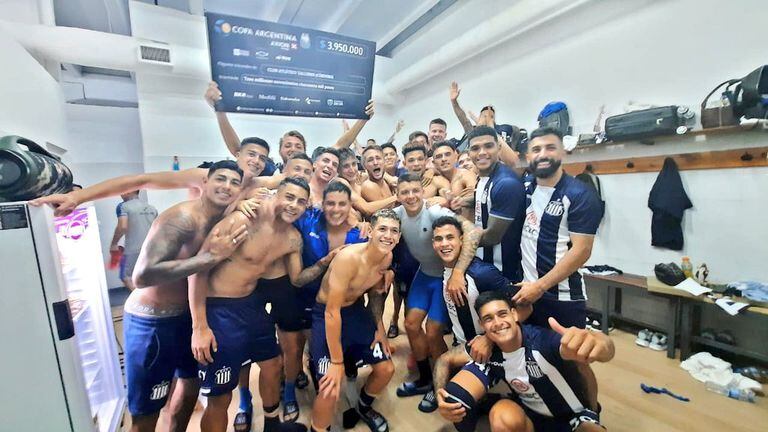 El "bigotón" Michael Santos sonriente en el festejo grupal de Talleres en el vestuario luego de la eliminación a Godoy Cruz en una semifinal por la Copa Argentina.