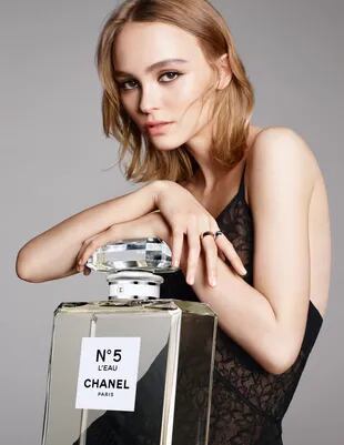 Lily-Rose Depp, la hija de Johnny, es la nueva cara del perfume más famoso  - LA NACION