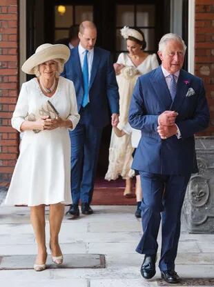 El abuelo paterno de Louis, el príncipe Charles, y su mujer Camilla sonrieron con mucha alegría en su llegada a la capilla.