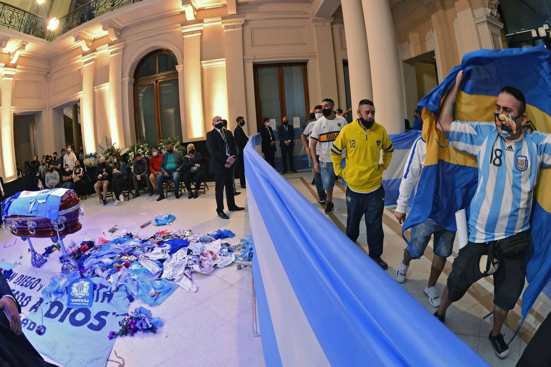 Miles de hinchas despidieron a Diego Maradona en la Rosada