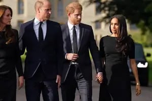 Un nuevo libro sacude a la monarquía británica con fuertes críticas a Guillermo, Kate y el rey Carlos