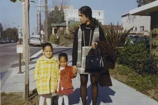 Junto a su madre y su hermana en enero de 1970