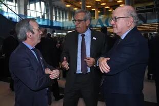 El periodista de LA NACION, Pablo Sirvén (derecha) charla con su colega, Jorge Sigal, y Facundo Suárez Lastra