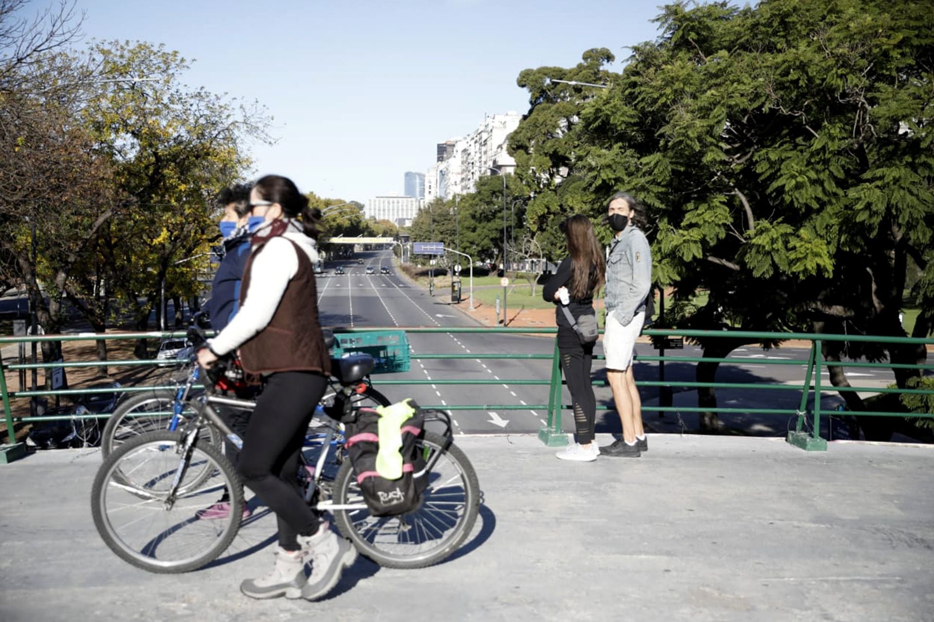 Sobre el puente que cruza la avenida Figueroa Alcorta, cerca de la Facultad de Derecho, hubo personas paseando, en bicicletas y sacándose fotos, en plena cuarentena obligatoria 