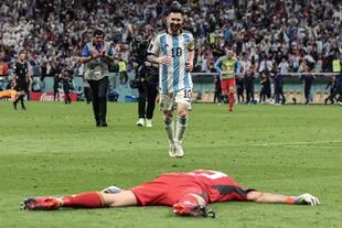 Messi corre para abrazar a Dibu Martínez