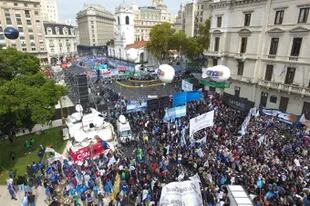 Vista de los manifestantes en Plaza de Mayo