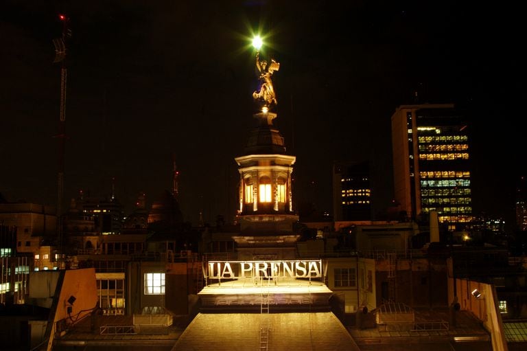 La estatua de Palas Atenea en la cima del edificio La Prensa